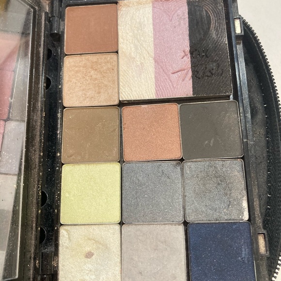 TRISH MCEVOY LARGE PLANNER FULL OF BARELY TOUCHED PRODUCTS. - Picture 5 of 8